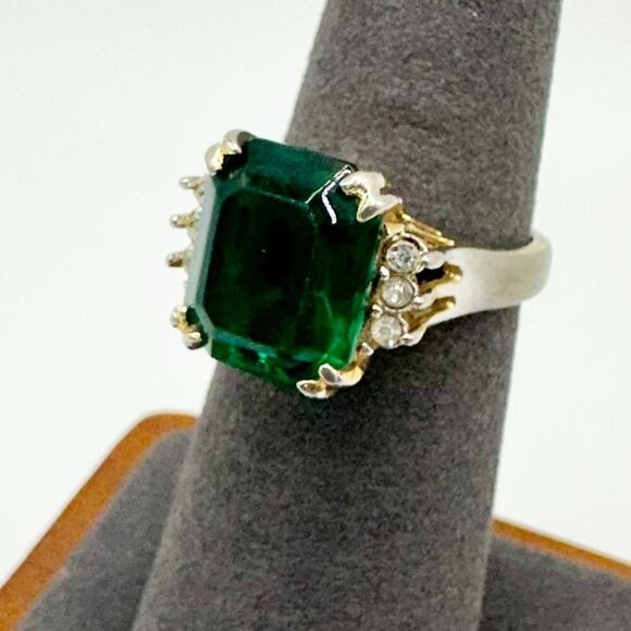 Ring with Large Emerald Colored Stone - Picture 2 of 6